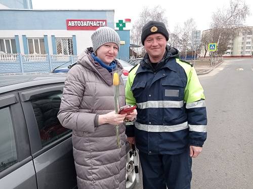 img_20220308_121434 Сегодня в Ветке сотрудники ГАИ дарили женщинам-водителям цветы, шоколад и пожелания безаварийной езды