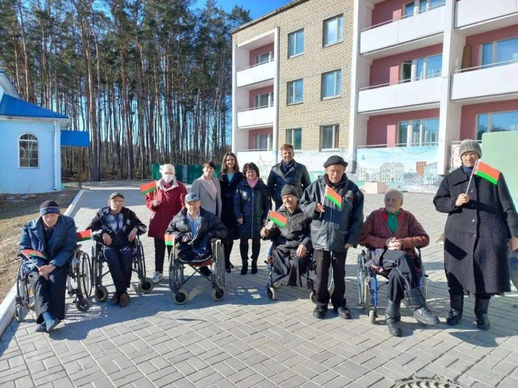 vetka_artshouse_275853436_4912605788827641_3358808026498463994_n-1024x768 Музыкальное поздравление ко Дню Конституции Республики Беларусь в доме-интернате для престарелых и инвалидов "Шубино" от работников Ветковского центра культуры и народного творчества