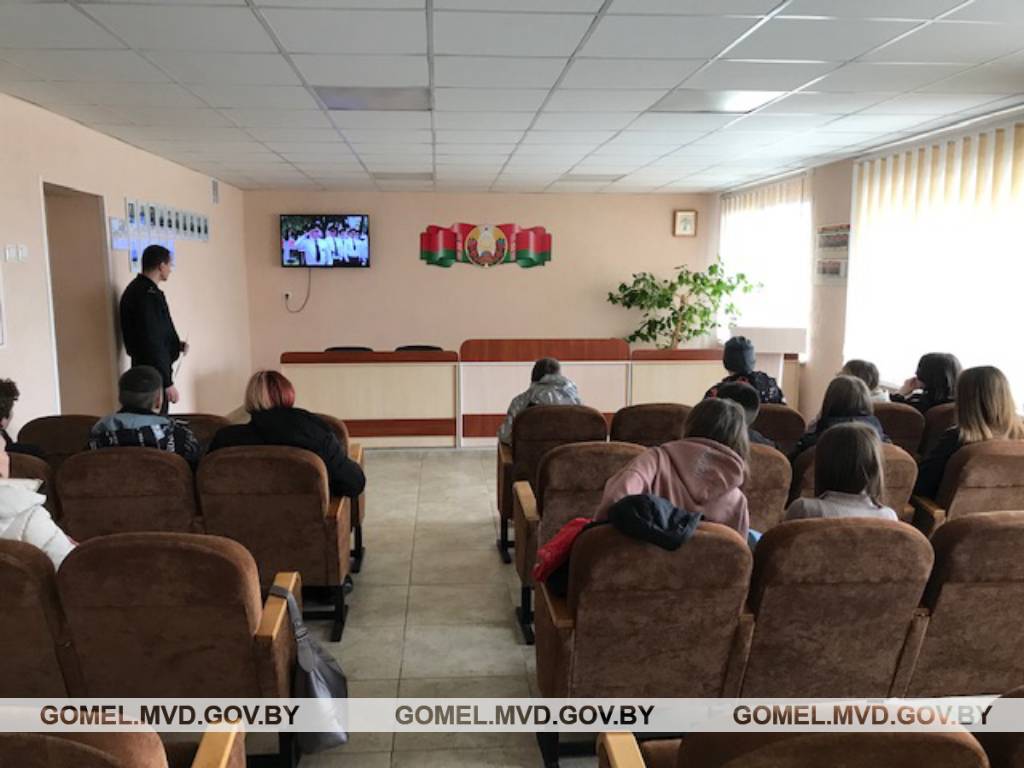 48edc9b60752eb660cccba68087679276ff72888 На базе Ветковского РОВД провели познавательную встречу со школьниками