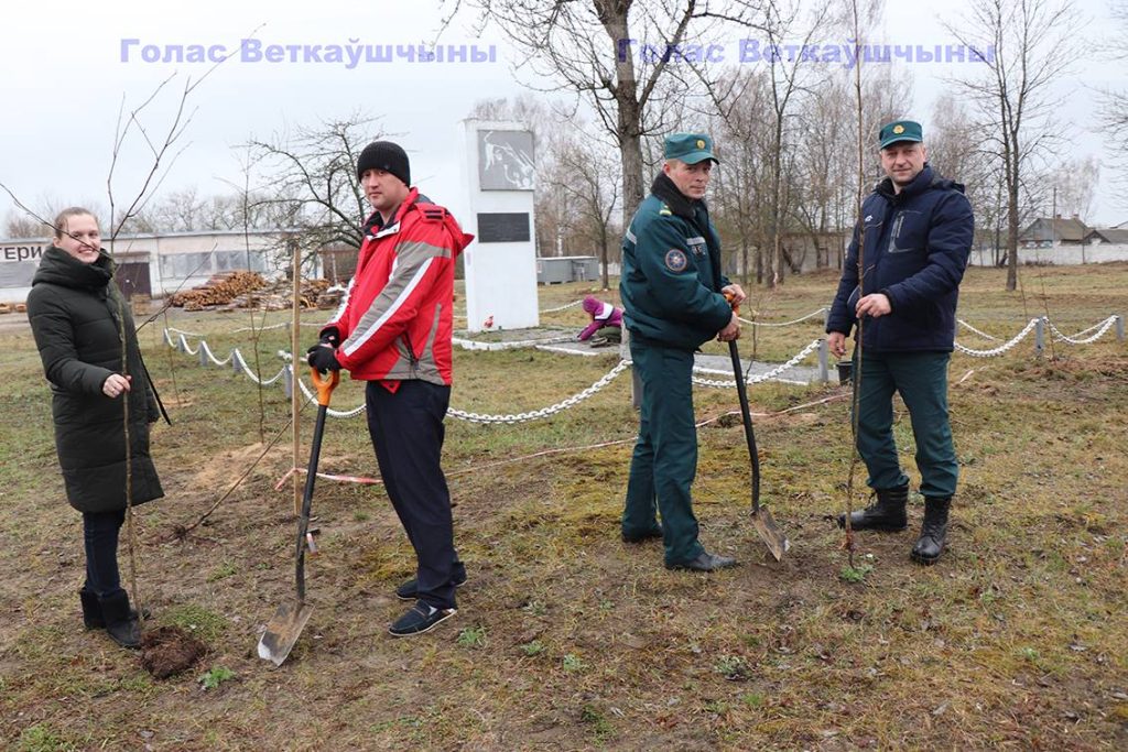 img_1277-1024x683 Важными объектами внимания участников субботника стали места воинской славы и мемориалы жертвам фашизма