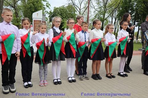 3-3 В год 100-летия пионерского движения сотне ребят повязали пионерские галстуки и прикололи значок октябрёнка