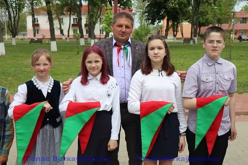 img_3365-1 В год 100-летия пионерского движения сотне ребят повязали пионерские галстуки и прикололи значок октябрёнка