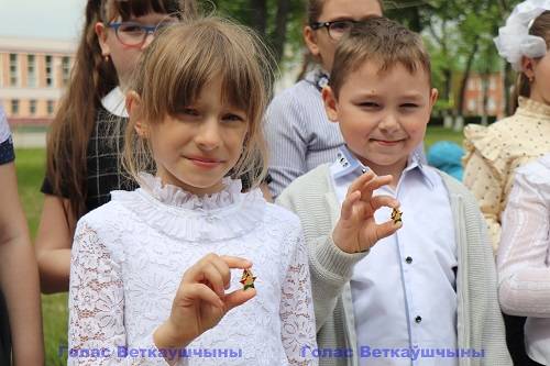 pioner-kopiya В год 100-летия пионерского движения сотне ребят повязали пионерские галстуки и прикололи значок октябрёнка
