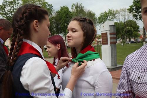 pioner4-2-kopiya В год 100-летия пионерского движения сотне ребят повязали пионерские галстуки и прикололи значок октябрёнка