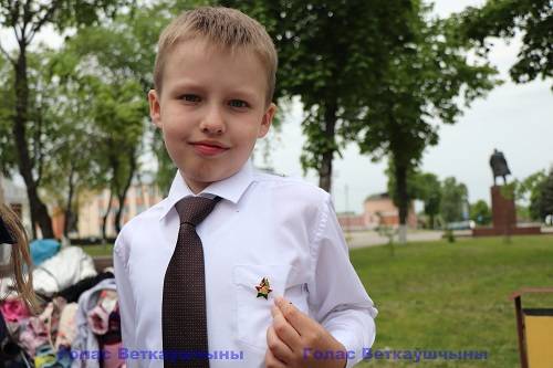 pioner4 В год 100-летия пионерского движения сотне ребят повязали пионерские галстуки и прикололи значок октябрёнка