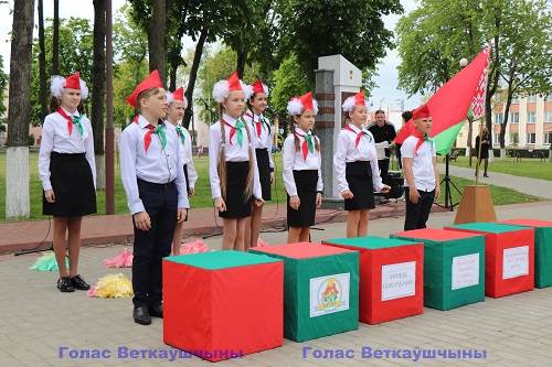 pioner6 В год 100-летия пионерского движения сотне ребят повязали пионерские галстуки и прикололи значок октябрёнка