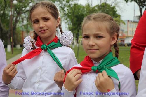 pioner8 В год 100-летия пионерского движения сотне ребят повязали пионерские галстуки и прикололи значок октябрёнка