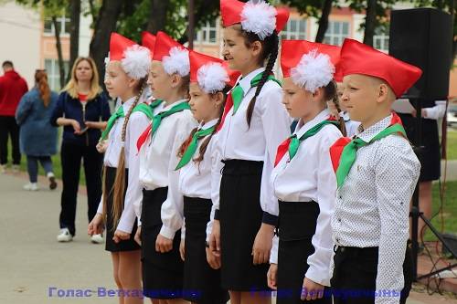 vetka-2 В год 100-летия пионерского движения сотне ребят повязали пионерские галстуки и прикололи значок октябрёнка