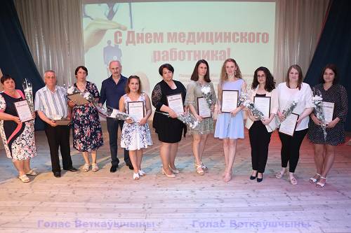 den-_-medrabotmika-_-6-1 Фоторепортаж: лучшим медицинским работникам Ветковщины в канун профессионального праздника вручили заслуженные награды