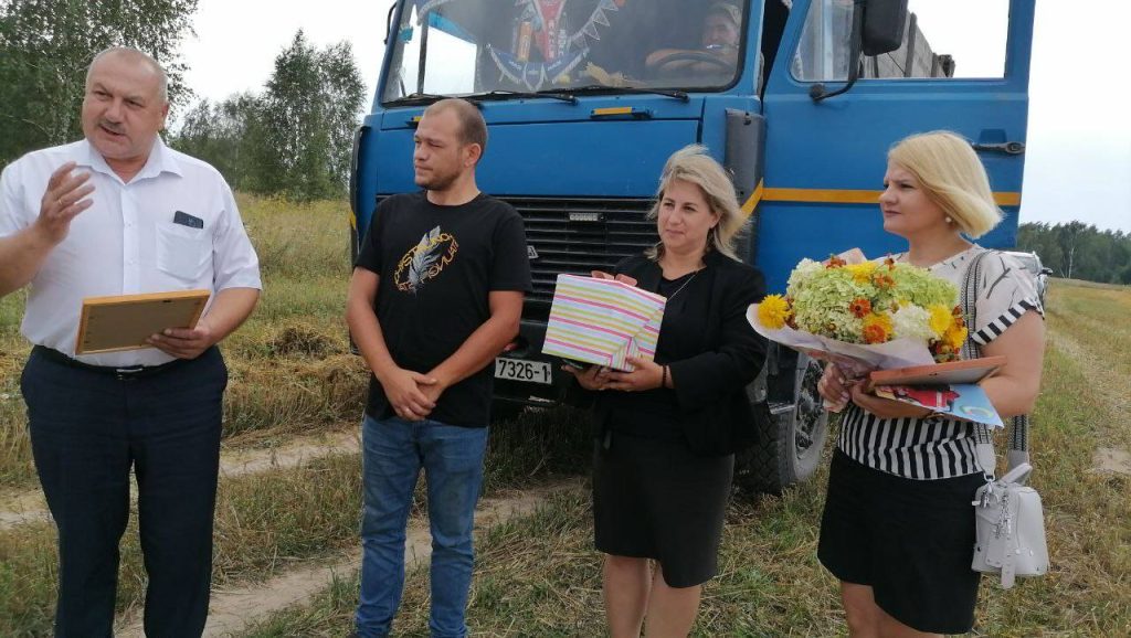 7-1-1024x578 На полях Ветковщины снова чествовали водителя-тысячника