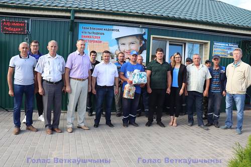 vetkovski_raion_-1-10 Первый водитель-тысячник на жатве-2022 принимал поздравления