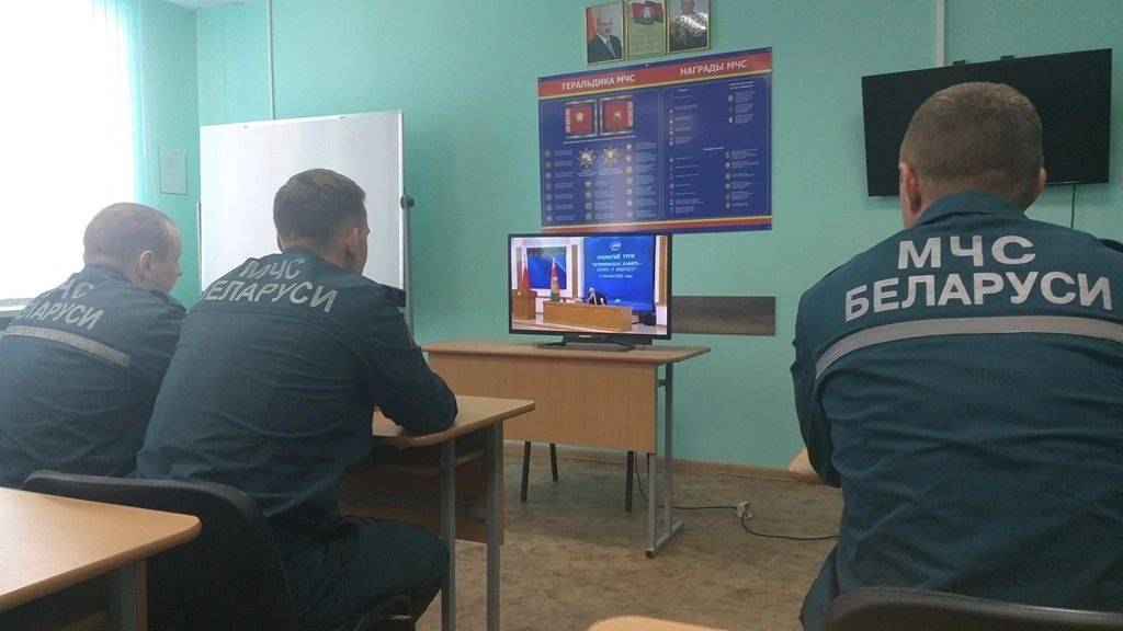 2j На открытом уроке "Историческая память — дорога в будущее" побывали спасатели