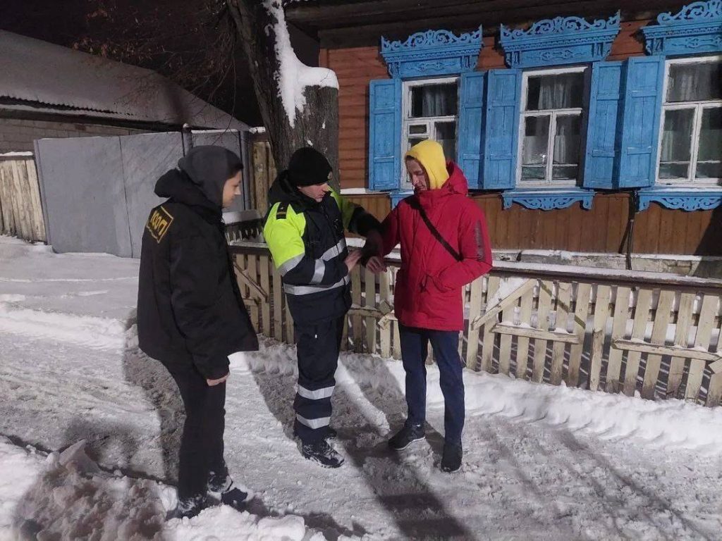 13-1024x768 Ветковская молодёжь помогает сотрудникам ОГАИ Ветковского РОВД нести службу на городских улицах