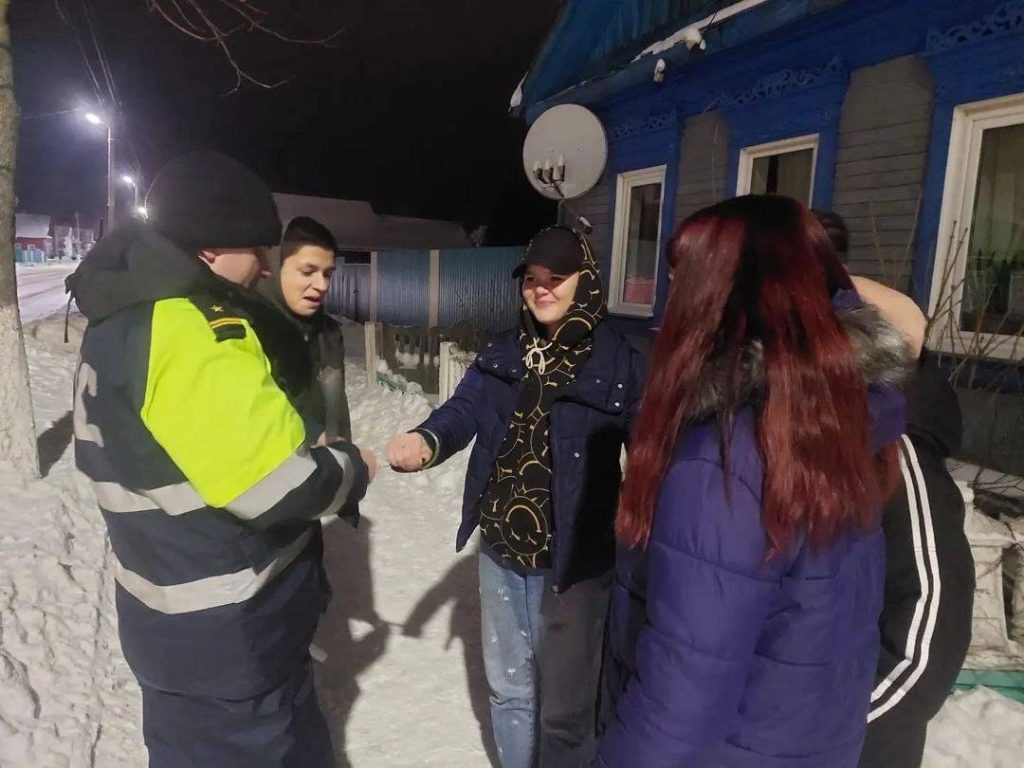 14-1024x768 Ветковская молодёжь помогает сотрудникам ОГАИ Ветковского РОВД нести службу на городских улицах