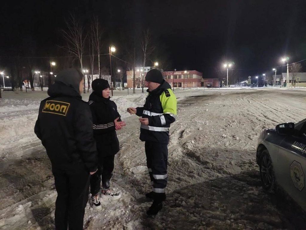 17-1024x768 Ветковская молодёжь помогает сотрудникам ОГАИ Ветковского РОВД нести службу на городских улицах