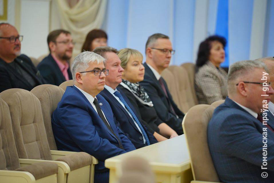 7qaumf3navb18dyfhopswbtvixt1fcou «Это самая значимая сфера». В облисполкоме в новой должности представили Дмитрия Алейникова