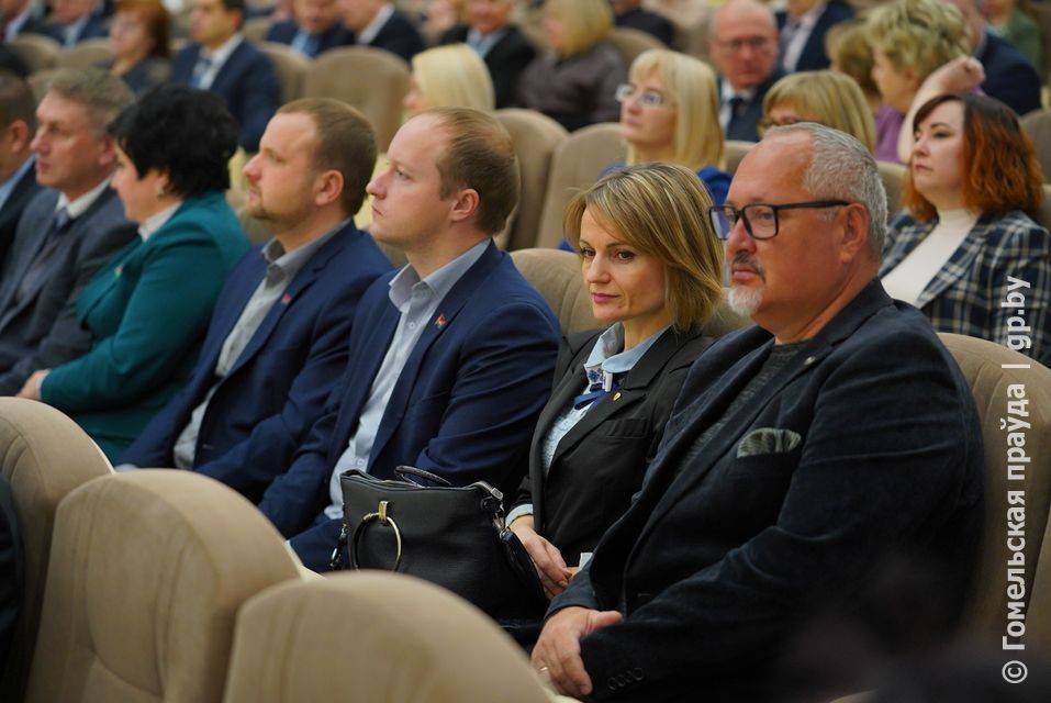 wxdzgqmwaymjg49jq6xxbb81kw1eheus «Это самая значимая сфера». В облисполкоме в новой должности представили Дмитрия Алейникова