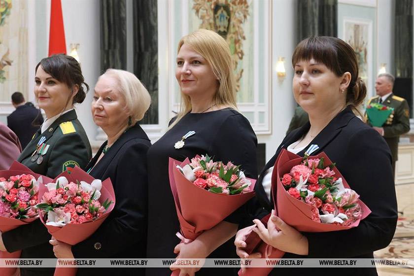 000019_4fc7ab74147bb8f143258928000ab25f_110265 Александр Лукашенко вручил госнаграды самым успешным женщинам и генеральские погоны самым мужественным воинам