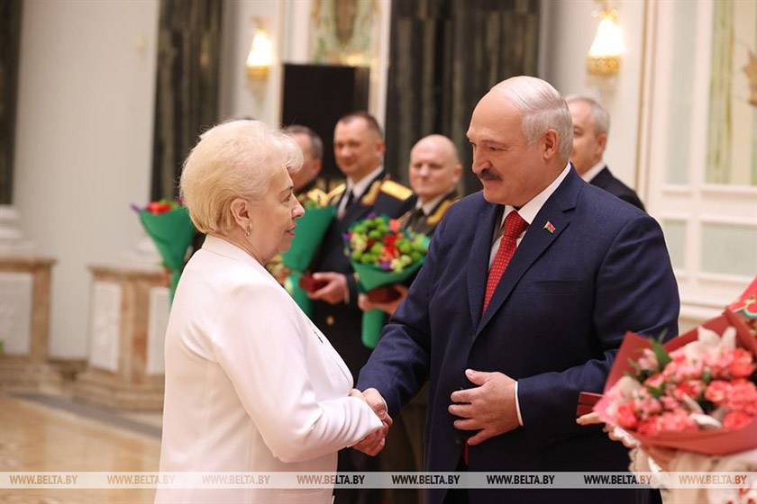 000019_4fc7ab74147bb8f143258928000ab25f_500469 Александр Лукашенко вручил госнаграды самым успешным женщинам и генеральские погоны самым мужественным воинам