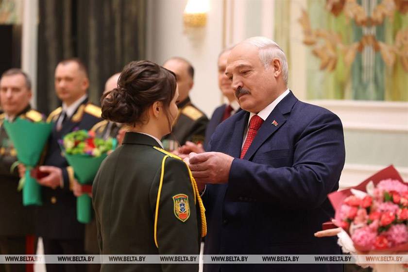 000019_4fc7ab74147bb8f143258928000ab25f_91437 Александр Лукашенко вручил госнаграды самым успешным женщинам и генеральские погоны самым мужественным воинам