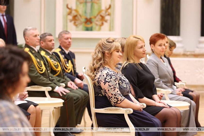 000019_4fc7ab74147bb8f143258928000ab25f_924186 Александр Лукашенко вручил госнаграды самым успешным женщинам и генеральские погоны самым мужественным воинам
