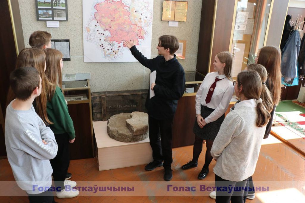 vetkovski_raion_uzniki-1-2-1024x682 Ветковские школьники посетили экспозицию посвящённую геноциду Ветковщины в годы ВОВ