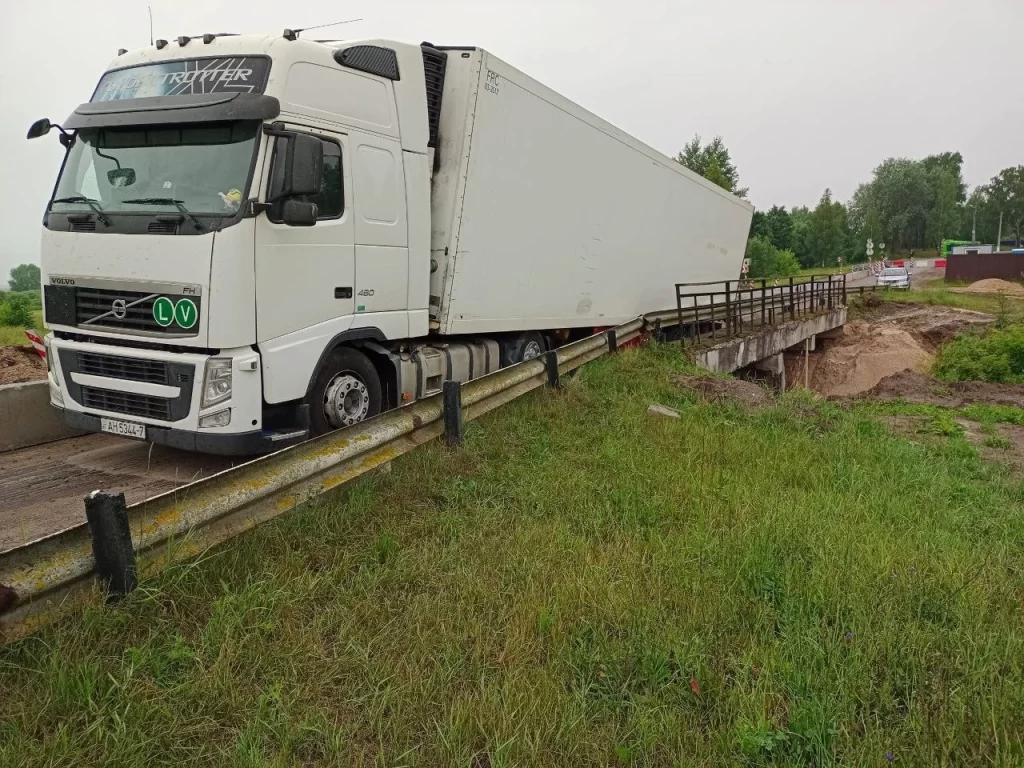 4n7vukbg4s-1024x768 Грузовик застрял на мосту в Новосёлках. Машину эвакуируют, дорогу освобождают