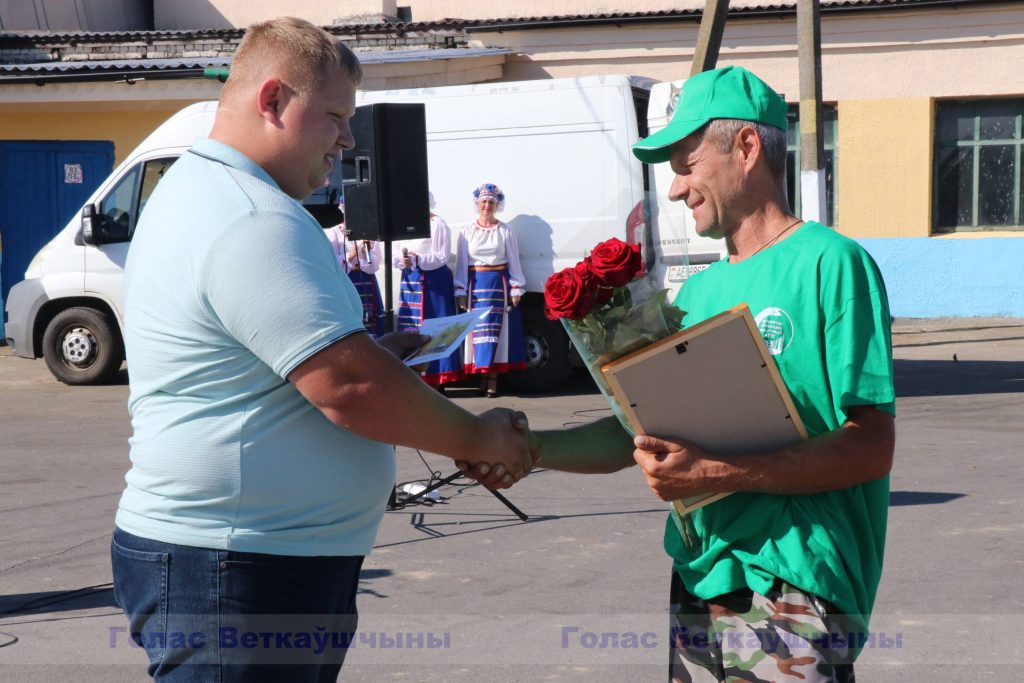 vetka_vetkovskij_raion_-zatva-1-2-1024x683 Владимир Чушев из ОАО "Хальч" — первый водитель-тысячник на жатве-2023 в Ветковском районе