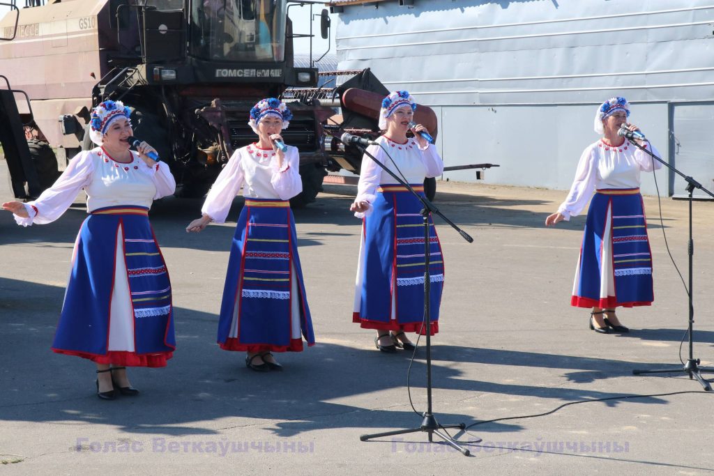 vetka_vetkovskij_raion_-zatva-1-4-1024x683 Владимир Чушев из ОАО "Хальч" — первый водитель-тысячник на жатве-2023 в Ветковском районе
