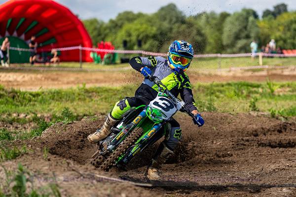 vetka_vetkovskij_raion_motokross_2023-1-2 Позади — крутой поворот