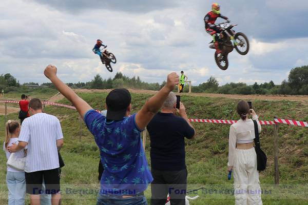 vetka_vetkovskij_raion_motokross_2023-1-6 Позади — крутой поворот