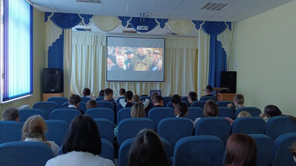 wcnltvyj1rk-1024x574 Мнение о фильме "На другом берегу": нужно сохранять семейные ценности и родство несмотря ни на что