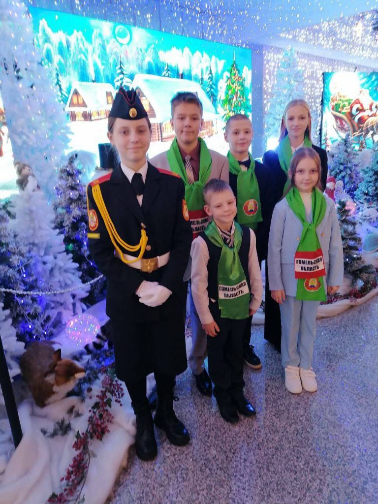 photo_2023-12-28_15-42-42-2-768x1024 Ветковчанки посетили Главную ёлку страны