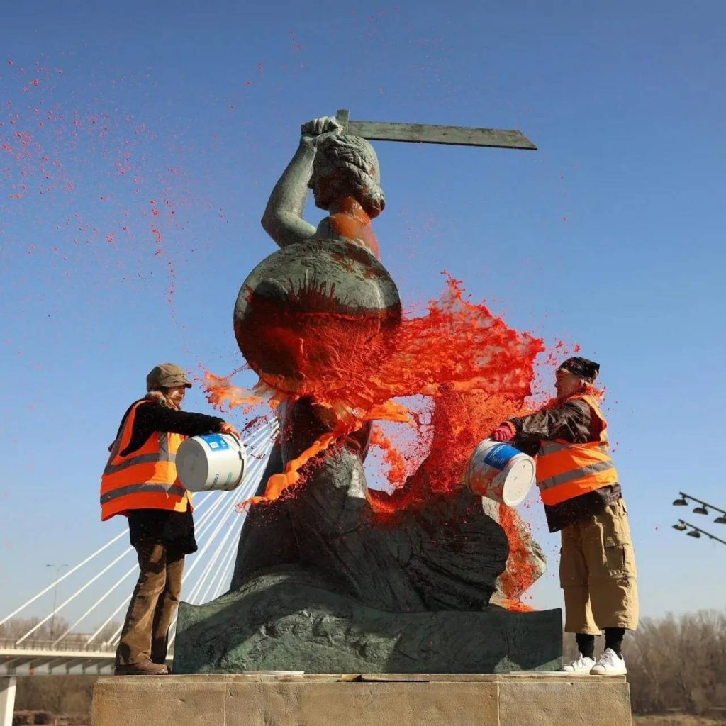 varshava-2-1024x1024 Варшавская сирена пережила оккупацию города, но не современный разгул демократии