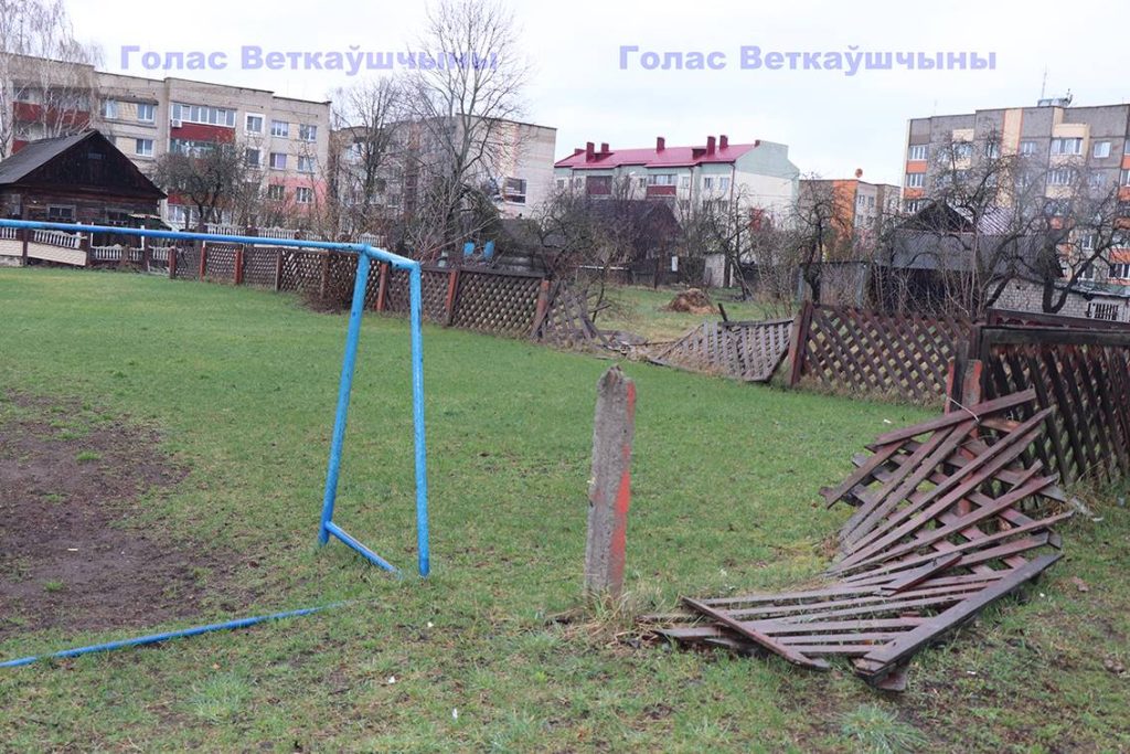 zabor-2-1024x683 Неприятная картина в Ветке: забор продолжает валиться