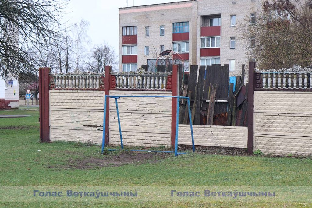 zabor-3-1024x683 Неприятная картина в Ветке: забор продолжает валиться