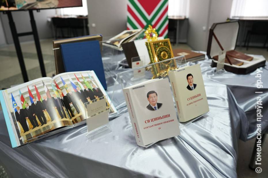 wm0g757klxikzfnc2wdhgf3uuuq7d007 В ГГУ имени Ф. Скорины открылась выставка «Книги в дар Президенту»