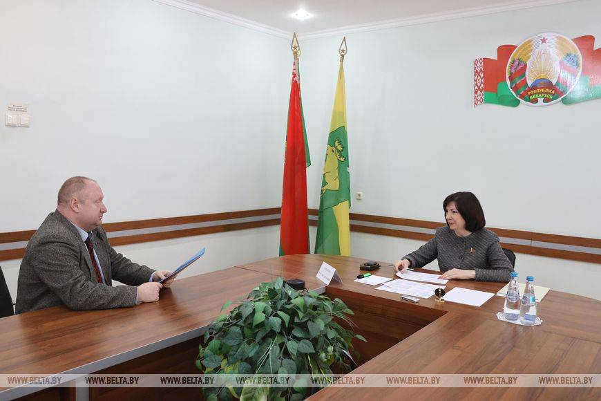 ahit6857_1 Пенсии, трудоустройство, жилье, ремонт дорог. Кочанова провела личный прием граждан в Россонах