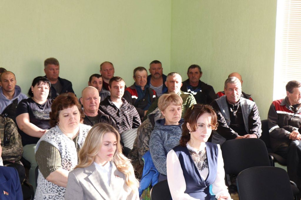 491936708_1246540114141536_7682478560052312534_n-1024x682 В рамках Единого дня информирования председатель райисполкома Роман Сергун встретился с коллективом Ветковского ПМС