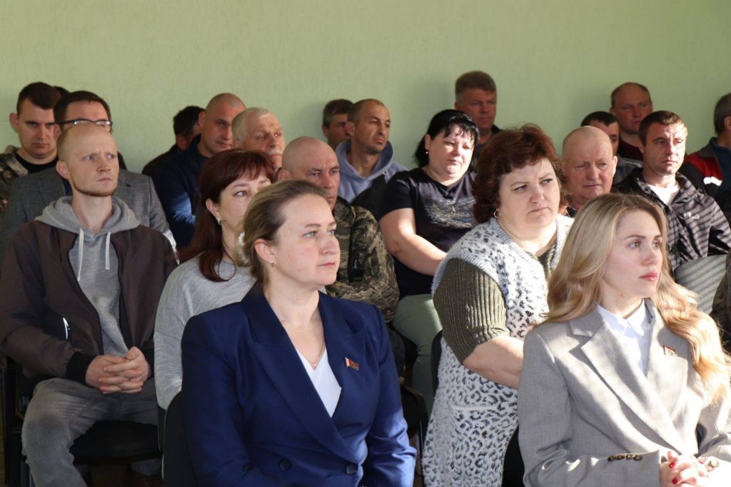 492014066_1246540107474870_5804638008713829705_n-1024x682 В рамках Единого дня информирования председатель райисполкома Роман Сергун встретился с коллективом Ветковского ПМС