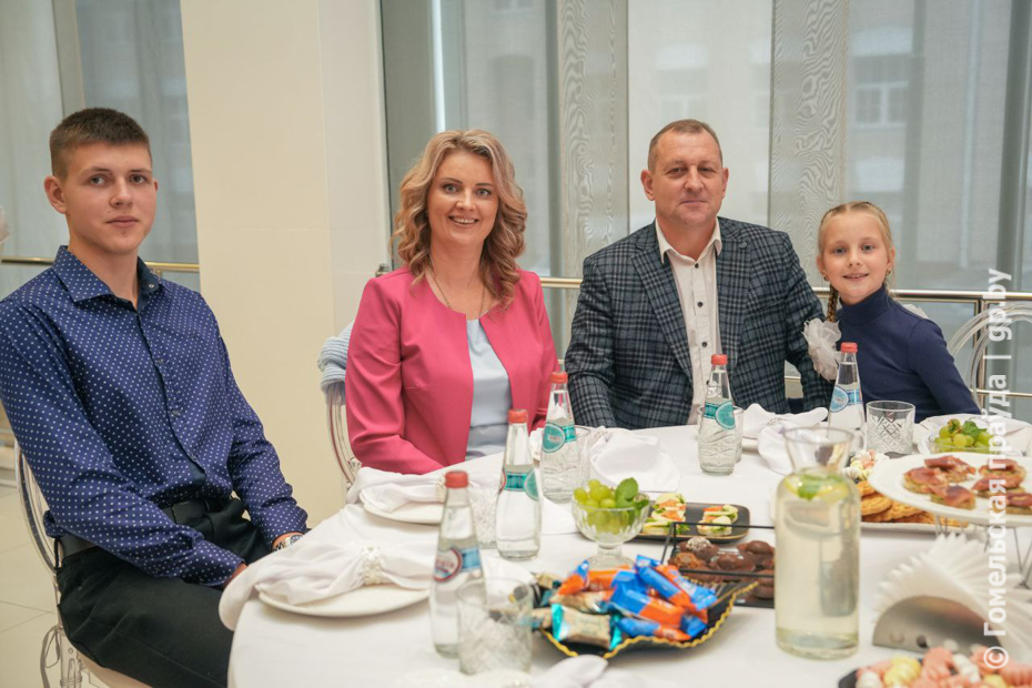 44idtg78rabp83mb8r5qcdhn4oaq9wy1 Губернатор Иван Крупко вручил орден Матери жительницам Гомельщины