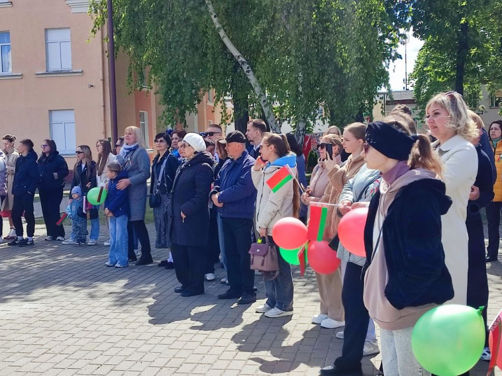 46mrrge4yd8-1024x768 Праздничная атмосфера царит на городской площади Ветки