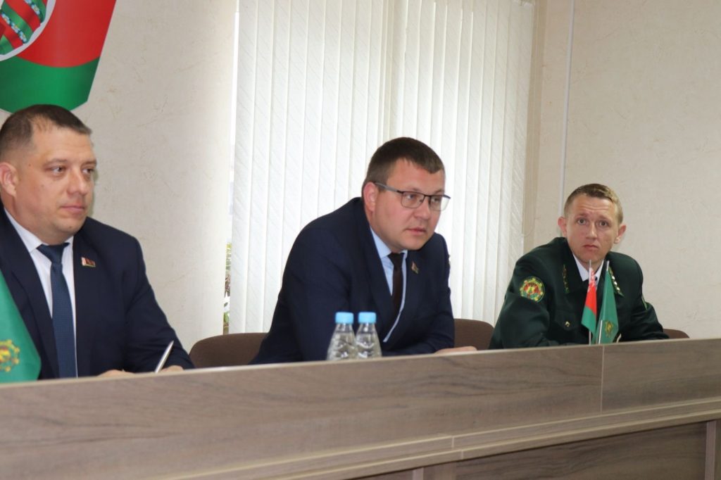 U0Mu9UT2BKk-1024x682 В рамках Единого дня информирования председатель райисполкома Роман Сергун встретился с коллективом Ветковского спецлесхоза