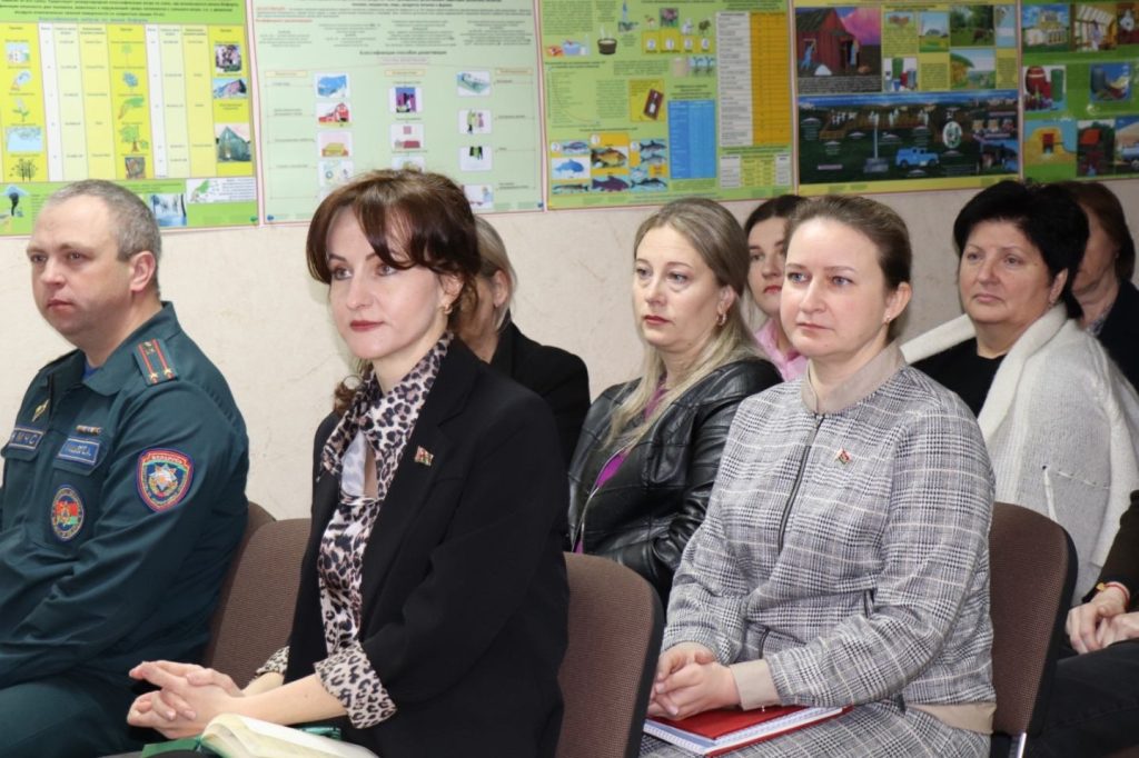 dE7C069LNCU-1024x682 В рамках Единого дня информирования председатель райисполкома Роман Сергун встретился с коллективом Ветковского спецлесхоза