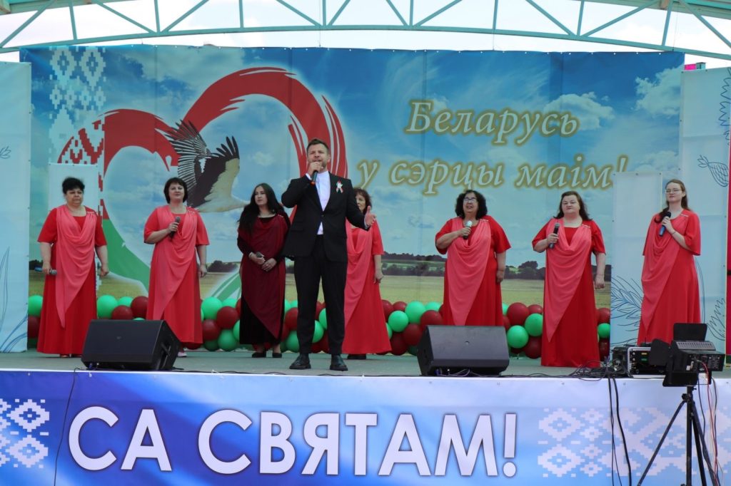 mdbk62yn6d0-1024x682 Праздничная атмосфера царит на городской площади Ветки