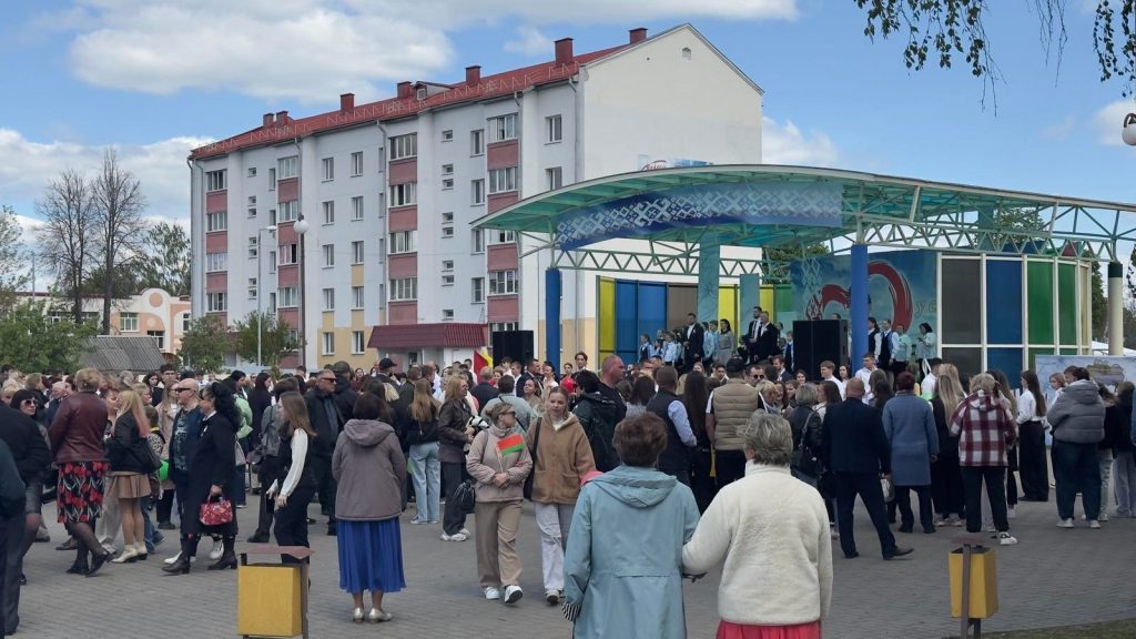 oetbnxt8cio-1024x576 Праздничная атмосфера царит на городской площади Ветки
