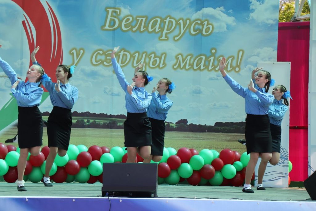 wh_6bzeuque-1024x682 Праздничная атмосфера царит на городской площади Ветки