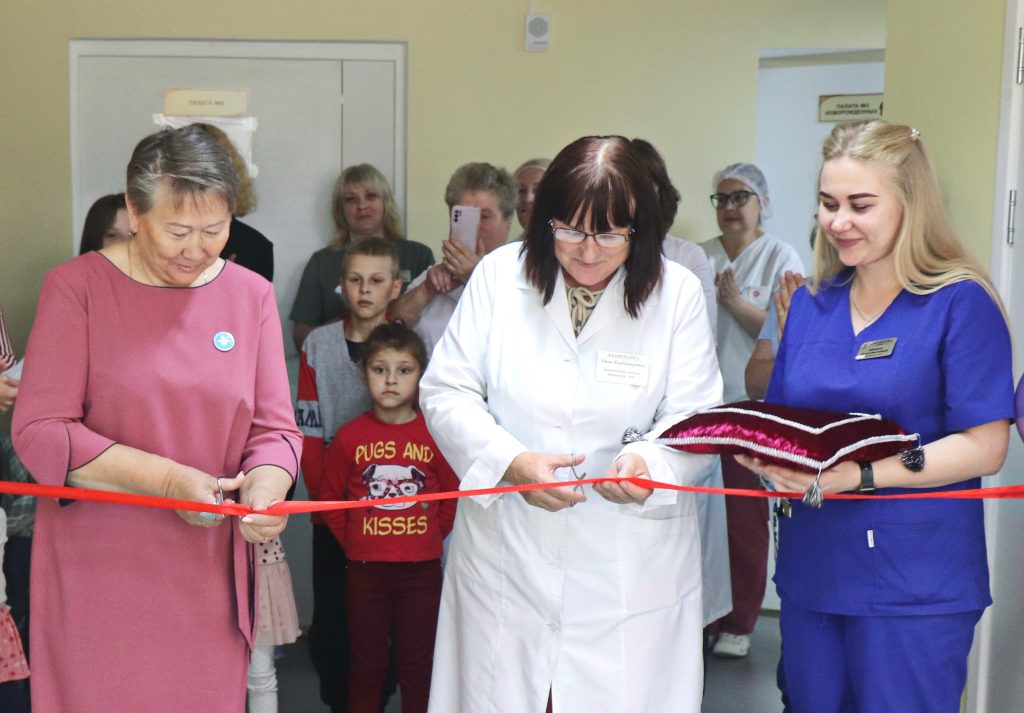 00-1024x713 В детском отделении Ветковской райбольницы открылась новая игровая комната