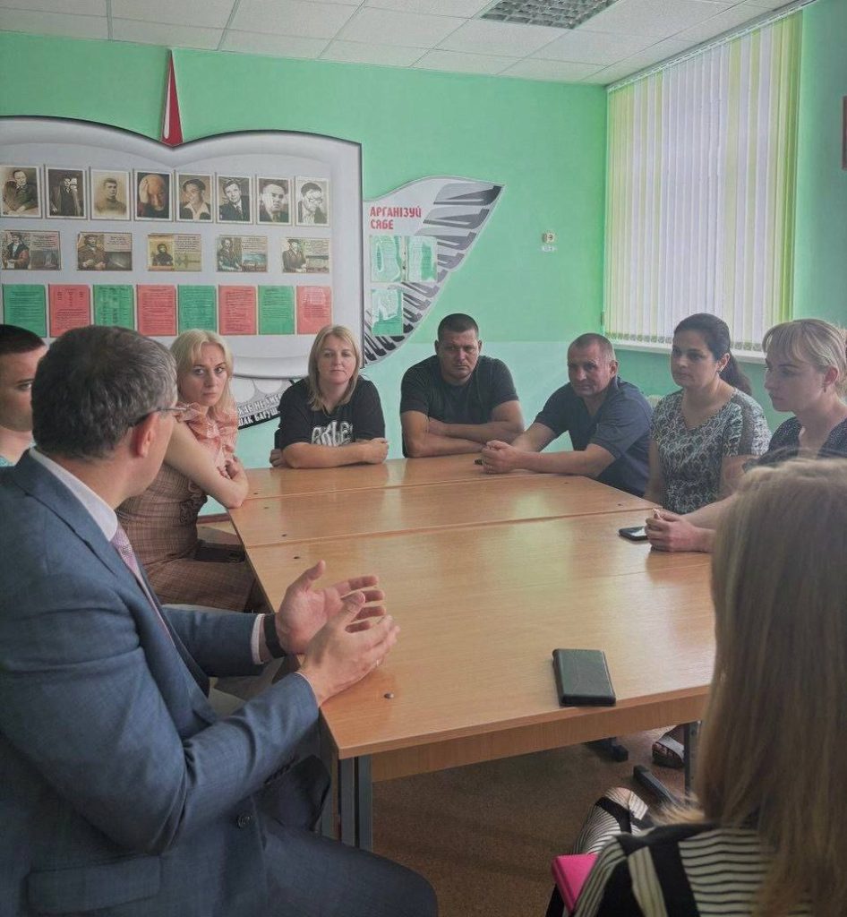 Вегера-встреча-в-школе_2025-06-19_10-14-05-946x1024 Депутатская работа на местах: в фокусе — учреждения образования