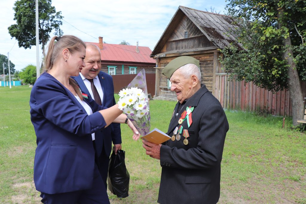 1p2z-K-hqe76VxGs7BDpmR3CC0m-YvM7oTo7hxYbtLp0LKR8zWDsz39gA-XRU_w1Pyubetu4G18hI5itCMwfrNcg-1024x682 Ветерана войны Михаила Гриськова поздравили с Днем Независимости Республики Беларусь